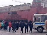 "Люди просто гуляли по Красной площади в черных футболках с надписью "Раб валютной ипотеки", к нам подошли и, не представившись, стали усаживать в уазики. Задержаны около 40 человек. Мы находимся в Тверском УВД"