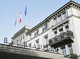 По его словам, полицейские в штатском пришли в отель, взяли в зоне приема гостей ключи у служащего гостиницы и поднялись на верхние этажи. Спустя некоторое время они вывели из отеля чиновников FIFA