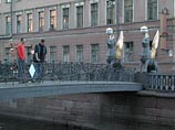 Чугунных львов с позолоченными крыльями, стоящих на Банковском мосту через канал Грибоедова в Санкт-Петербурге, снимут для проведения реставрации и установки защиты от неаккуратных любителей селфи