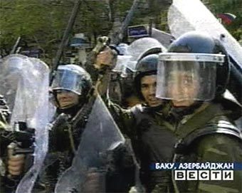 Азербайджанский спецназ во время беспорядков в Баку в ноябре 2003 года. Кадр телеканала "Россия", архив