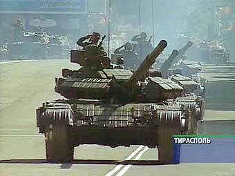 Парад бронетехники в Тирасполе, кадр телеканала НТВ, архив 