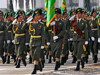Курсантки военной академии на параде в Ашхабаде. Фото с сайта turkmenistan.ru.