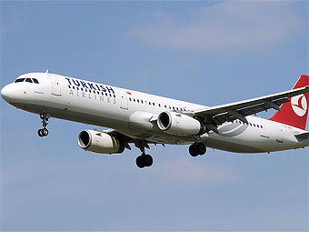 Airbus A321-200  Turkish Airlines.  Adrian Pingstone   wikipedia.org