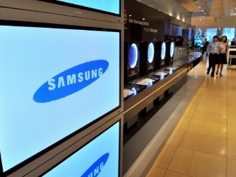 Покупатель с ЖК-телевизором Samsung, фото ©AFP