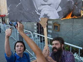 Поджог портрета Путина на Триумфальной площади. Фото Ильи Варламова, опубликованное на сайте "Другой России"