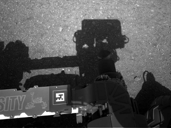 Вид на марсоход сверху, полученный с камеры Navcam. Видна тень от мачты аппарата. Фото NASA/JPL