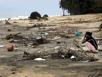Женщина плачет на пляже Шри-Ланки. Фото Reuters, 2 января 2005 года